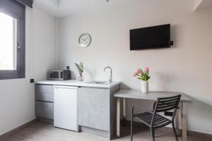 Una cocina o kitchenette en 12 Reasons Why Metaxourgeio