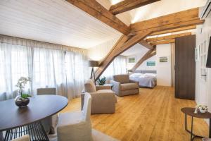 Predel za sedenje v nastanitvi Apartmány Šupina