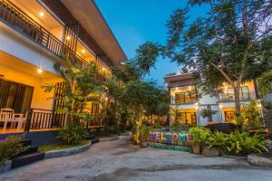 a courtyard of a building with trees and plants at The Ozo Kohtao in Koh Tao