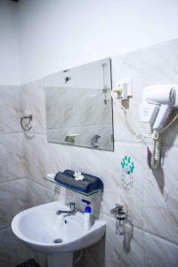 A bathroom at The Otunna Guest House Sigiriya