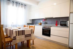 A kitchen or kitchenette at Casa Mamalola