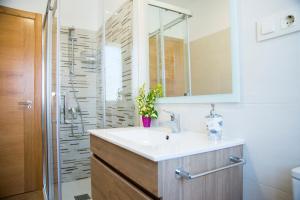 A bathroom at Casa Mamalola Még 19 kép