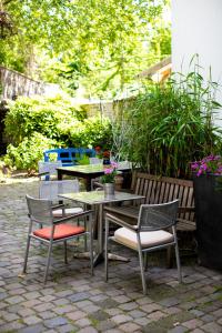 eine Terrasse mit Tisch, Stühlen und Pflanzen in der Unterkunft Hotel Stern in Düsseldorf