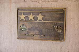 Ein Zertifikat, Auszeichnung, Logo oder anderes Dokument, das in der Unterkunft Hotel Stern ausgestellt ist