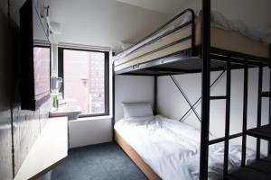 Postel nebo postele na pokoji v ubytování Piece Hostel Kyoto