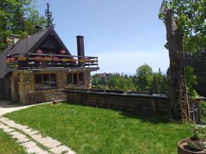 a house with a garden in the yard at Guest house Sladjana in Jahorina
