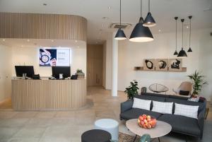 a lobby with a couch and a reception desk at Forum - das Business & Lifestylehotel in Widnau