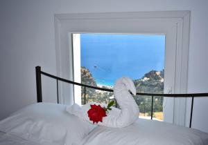 uma cama com um cisne feito de uma rosa em Mountain & Sea Villa em Kyra Panagia