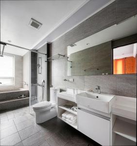 uma casa de banho com um lavatório, um WC e um espelho. em FZbooking em Hualien City
