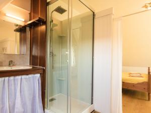 Ένα μπάνιο στο Holiday Home in Dordogne with Pool
