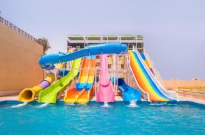een kleurrijke waterglijbaan in een zwembad bij Sunny Days Palma De Mirette Resort & Spa in Hurghada