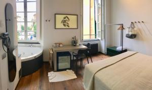 モンテロッソ・アル・マーレにあるPiccolo Principe Affittacamereのベッドルーム1室(ベッド1台、シンク、デスク付)