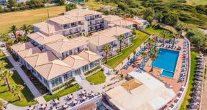 einen Luftblick auf ein großes Haus mit einem Pool in der Unterkunft Crystal Beach Hotel in Kalamaki