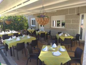 A restaurant or other place to eat at Casa Rodiño Még 37 kép