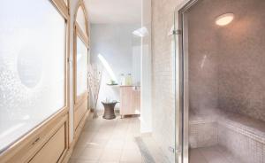 La salle de bains est pourvue d'une douche et d'une douche à l'italienne. dans l'établissement Hôtel Club mmv Les Brévières ****, à Tignes
