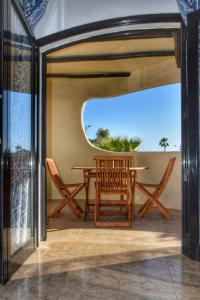 ein Esszimmer mit einem Tisch und Stühlen in der Unterkunft Casa Flor de Sal Apartment in Carvoeiro