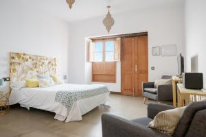 Postel nebo postele na pokoji v ubytování El Charco Suites