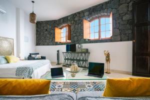 Postel nebo postele na pokoji v ubytování El Charco Suites