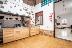 Kuchyň nebo kuchyňský kout v ubytování El Charco Suites