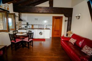Una cocina o zona de cocina en Apartamentos Rurales Larrago