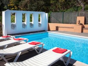 Bazén v ubytování Holiday Home Mas Ambros by Interhome nebo v jeho okolí