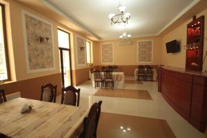 TV a/nebo společenská místnost v ubytování Park Hotel Imeri kutaisi