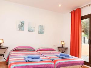 Postel nebo postele na pokoji v ubytování Holiday Home Mas Ambros by Interhome