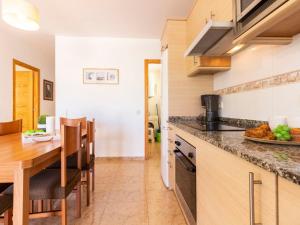 eine Küche mit Tisch und Arbeitsplatte in der Unterkunft Holiday Home Flamenc 2 by Interhome in Riumar