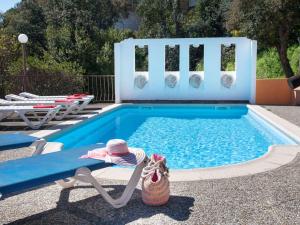 Bazén v ubytování Holiday Home Mas Ambros by Interhome nebo v jeho okolí
