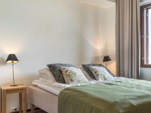 ユッラスにあるHoliday Home Nordic chalet 8106- in winter season 202 by Interhomeのベッドルーム1室(枕付きのベッド1台、窓付)