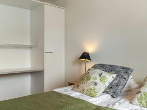 ユッラスにあるHoliday Home Nordic chalet 8106- in winter season 202 by Interhomeのベッドルーム(枕、ランプ付)
