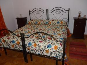 アンドラーノにあるLa Zavirnaの花柄の掛け布団付きのベッド