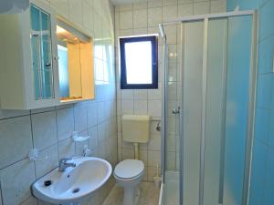 Koupelna v ubytování Holiday Home Nikolina by Interhome + 15 fotografií