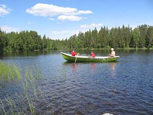 Un gruppo di persone su una barca su un lago di Holiday Home Arhippa by Interhome a Kurkimaki Altre 10 foto