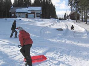 Kurkimaki的住宿－Holiday Home Arhippa by Interhome，站在雪地里,戴着红滑雪板的人