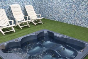 four chairs and a jacuzzi tub in a room at Greenwood Hotel in Moscow