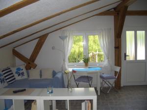 un soggiorno con divano blu e tavolo di Ferienwohnung Kruppa a Rerik