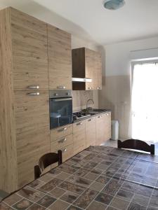 O bucătărie sau chicinetă la Appartamento Oristano 21