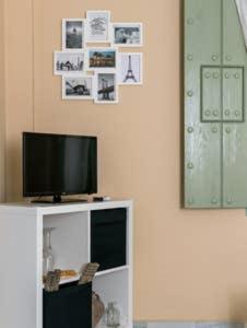 un salon avec une télévision et des photos sur le mur dans l'établissement Sevilla Plaza del Altozano, à Séville