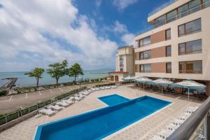 สระว่ายน้ำที่อยู่ใกล้ ๆ หรือใน Balchik Sea View Apartments in Princess Residence