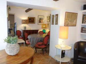 レ・レックにあるHoliday Home Le Mazet by Interhomeのリビングルーム(テーブル、椅子付)