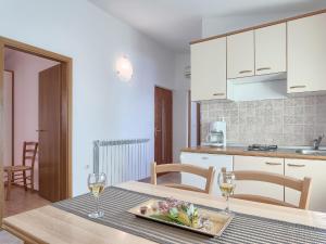 uma mesa com um prato de comida e dois copos de vinho em Apartment Ulika by Interhome em Krnica