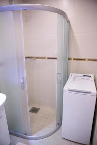 een douche in een badkamer met een toilet bij Vintage style apartment 1 km from the beach in Pärnu