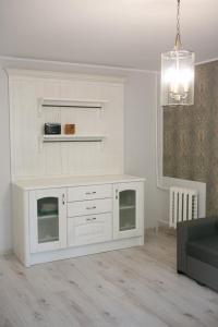 - une armoire blanche dans le salon avec un canapé dans l'établissement Vintage style apartment 1 km from the beach, à Pärnu