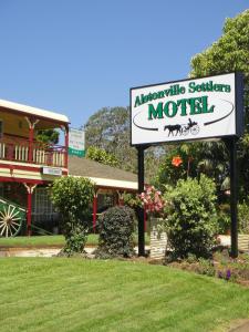 un cartel para los colonos de Aodyville motel frente a una casa en Alstonville Settlers Motel, en Alstonville