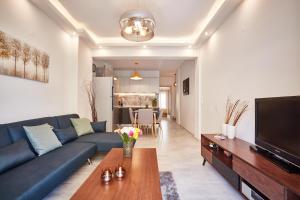 sala de estar con sofá azul y mesa en F & B Collection - Flat for 4 en Tesalónica