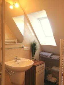 baño con lavabo y tragaluz en Comfort Apartments SNF zertifiziert, en Gronau