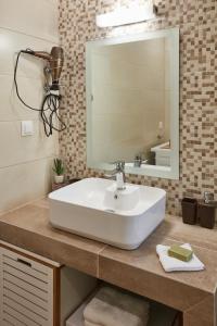 y baño con lavabo blanco y espejo. en F & B Collection - Flat for 4 en Tesalónica