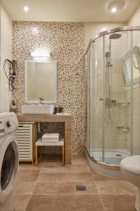 La salle de bains est pourvue d'une douche, d'un lavabo et d'un lave-linge. dans l'établissement F & B Collection - Flat for 4, à Thessalonique