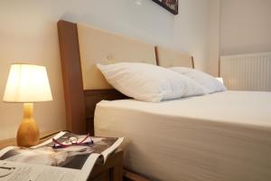 une chambre d'hôtel avec un lit et une table avec une lampe dans l'établissement F & B Collection - Flat for 4, à Thessalonique